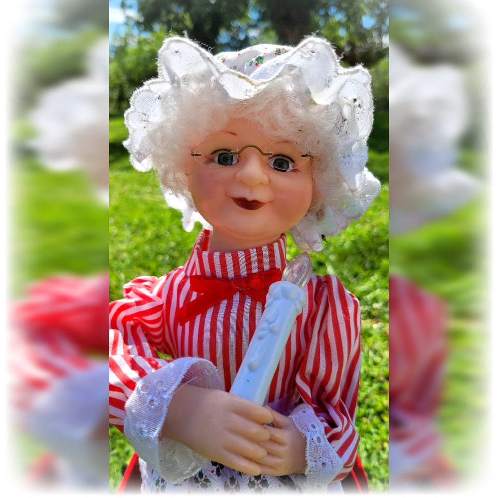 Vintage 90s Animated Mrs Claus